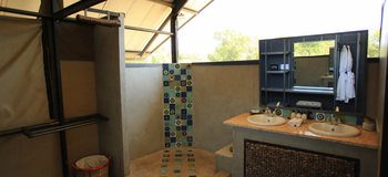 Kavinga Safari Camp: Gästebad mit Dusche und Waschtisch