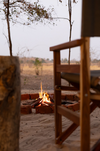 Kutandala Camp: Lagerfeuer am Abend