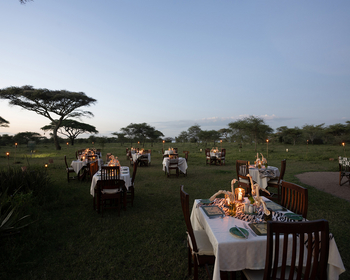 Ndutu Safari Lodge: Essbereich im Freien am Abend