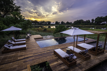Qorokwe Camp: Swimming Pool mit Sonnenschirmen