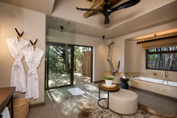 Sabi Sabi Bush Lodge: Modern Bad mit Ganzglastür und Wanne