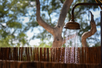 Selinda Explorers Camp Selinda Explorers Camp: Außendusche