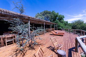 Semowi Nature Camp: Liegestühle auf dem Main Deck