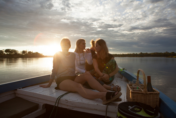 Sindabezi Island Camp: Sundowner auf dem Motorboot