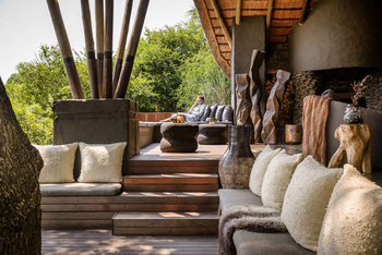 Singita Boulders Lodge: Entspannendes Tagesbett im Sonnendurchfluteten Busch