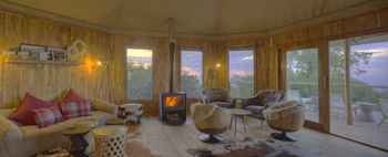 The Highlands Camp: Olmoti-Whisky-Bar