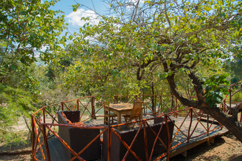 Tongole Wilderness Lodge: Plattform an der Böschung