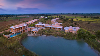 Waghoba Eco Lodge: Hauptgebäude und Teich