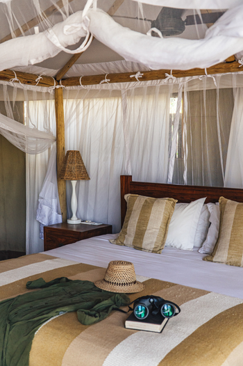 Anabezi Luxury Tented Camp: Hut, Buch und Fernglas