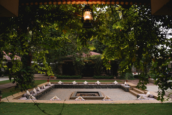 Bandhav Vilas: Sunken Lounge im Garten