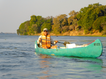 Camp Mana: Mann in einem Kanu