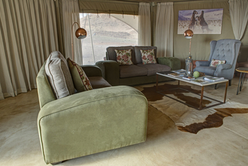 Desert Hills Glamping: Lounge