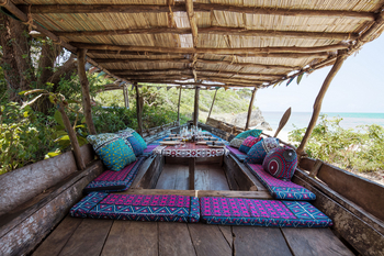 Kinondo Kwetu Kinondo Kwetu: Lunch in einem Bootsrumpf