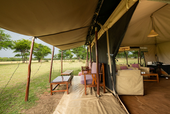 Mara Under Canvas: Lounge im Außen- und Innenbereich