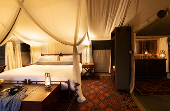 Okavango Explorers Camp Okavango Explorers Camp: Doppelbett und Bad