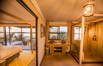 Old Drift Lodge: Dusche und Doppelwaschtisch