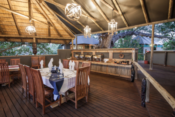 Rra Dinare Camp: Esstisch