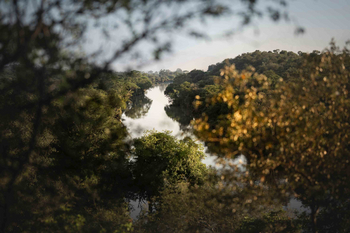 Singita Lebombo Lodge: Träge Flussschleife durch üppigen Busch