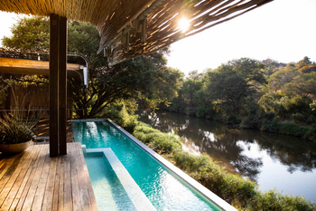 Singita Sweni Lodge: Infinitypool auf Holzdeck am Buschfluss