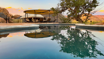 Twyfelfontein Adventure Camp: Schattendach am Pool