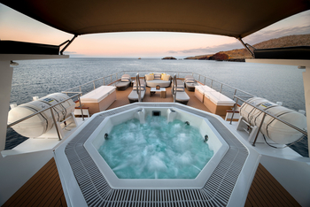 andBeyond Galapagos Explorer: Sprudelnder Heckdeck-Whirlpool bei Abendröte