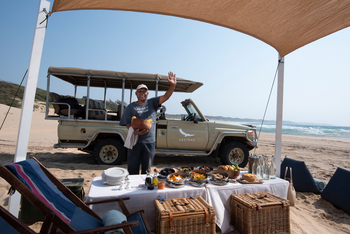 andBeyond Phinda Rock Lodge: Fröhlicher Guide mit Sekt am Meer