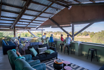 Boteti River Camp: Lounge in der oberen Etage
