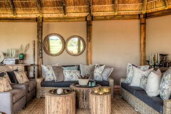 Camp Okavango: Sitzecke in der Lounge