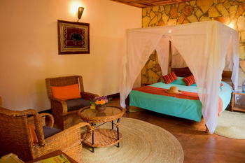 Country-Lodge: Himmelbett mit Safari-Akzenten