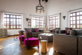 Farm House Valley Lodge: Lounge