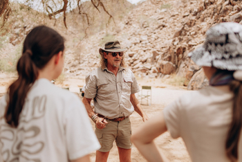 Huab Lodge: Guide mit Gästen