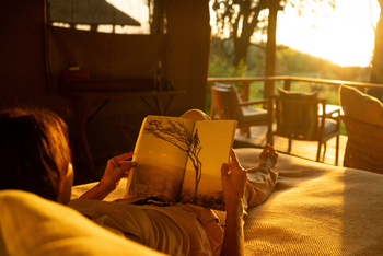 Kisima Ngeda Camp: Gast auf dem Bett