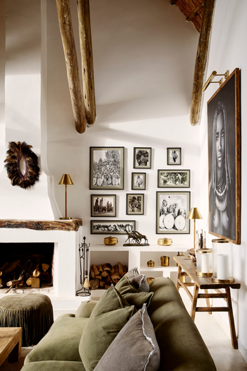 Laba Mama Simba: Rustikales Wohnzimmer mit Kunst