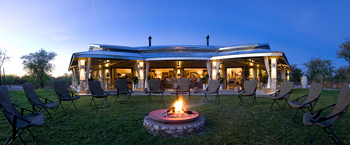 Mushara Outpost: Hauptgebäude und Lagerfeuer