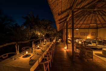 Nokanyana Camp: Terrasse mit Esstisch