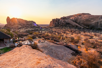 Ondudu Safari Lodge Ondudu Safari Lodge: Feuerplatz in Felsenlandschaft