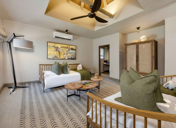 Sabi Sabi Bush Lodge: Safari Schlafzimmer mit Doppelbetten und Kunstwerk