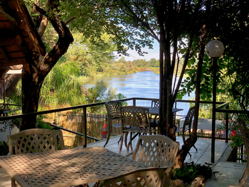 Shametu River Lodge: Restaurantterrasse
