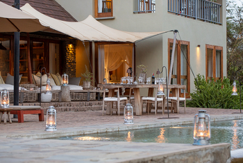 Siringit Villa: Laternen am Pool