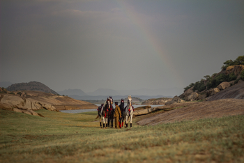 Sujan Jawai: Wiesen in Seenähe