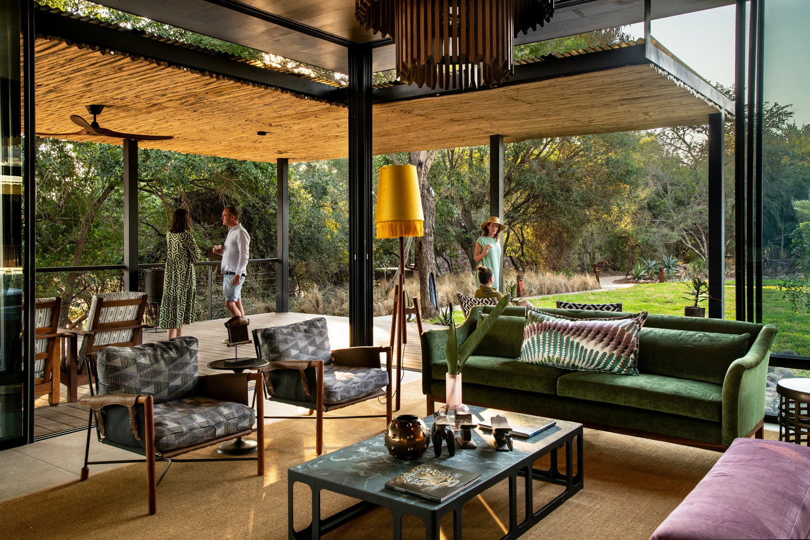 Tanda Tula Safari Camp Tanda Tula Safari Camp: Laounge und Garten