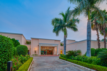 The LaLit Temple View: Palmen am Eingang