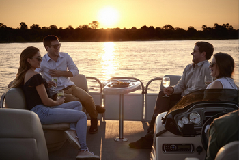 Victoria Falls River Lodge Victoria Falls River Lodge: Snack beim Sundowner Cruise