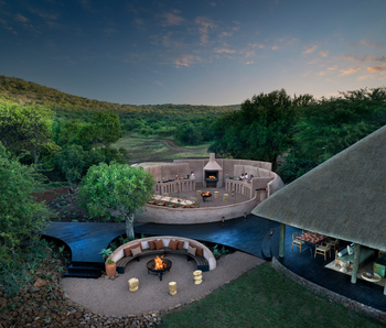 andBeyond Phinda Zuka Lodge: Kreisförmige Boma mit lodernden Abendfeuern