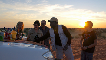 Bagatelle Kalahari Game Ranch: Sundowner auf der Motorhaube