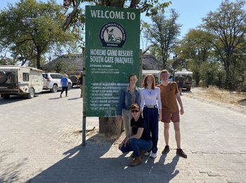 Losika Elephant Camp: Lächelnde Gäste am Moremi Wildreservat Eingang