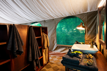 Mana River Camp Mana River Camp: Waschtisch und Regale