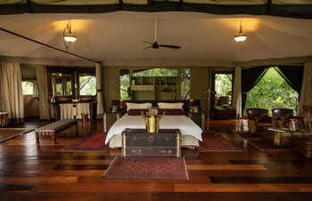 Mara Plains Camp: Doppelbett und Teppiche