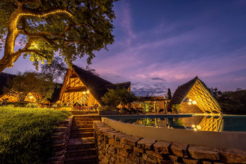 Nile Safari Lodge: Hauptgebäude bei Nacht