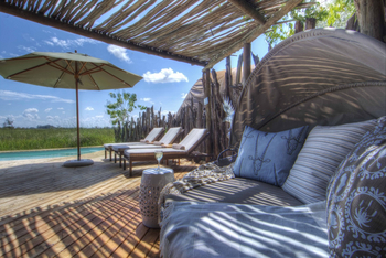 Okuti Camp: Tagesbett am Pool